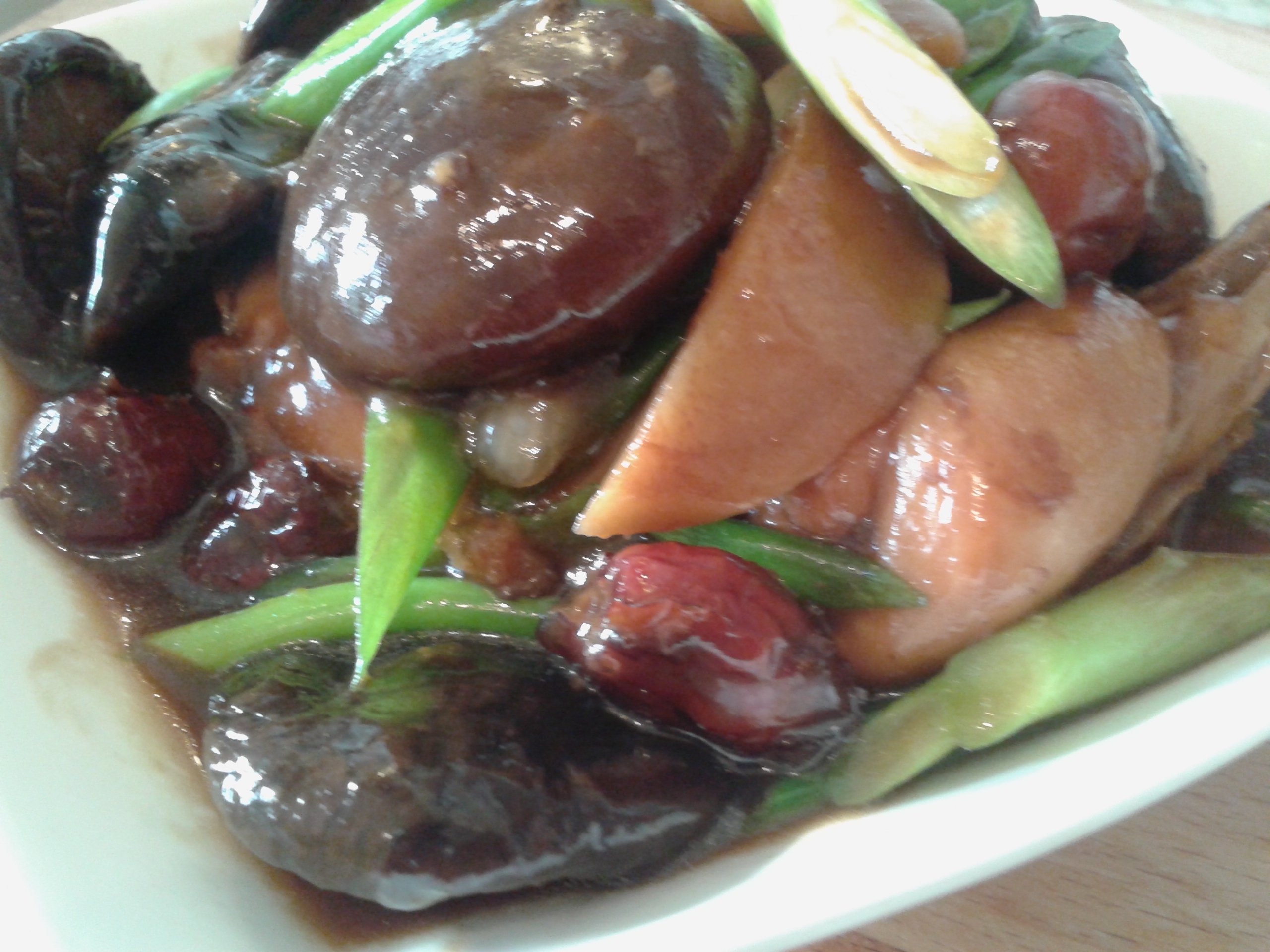 Chicken with shiitake mushroom,s red dates and goji berries