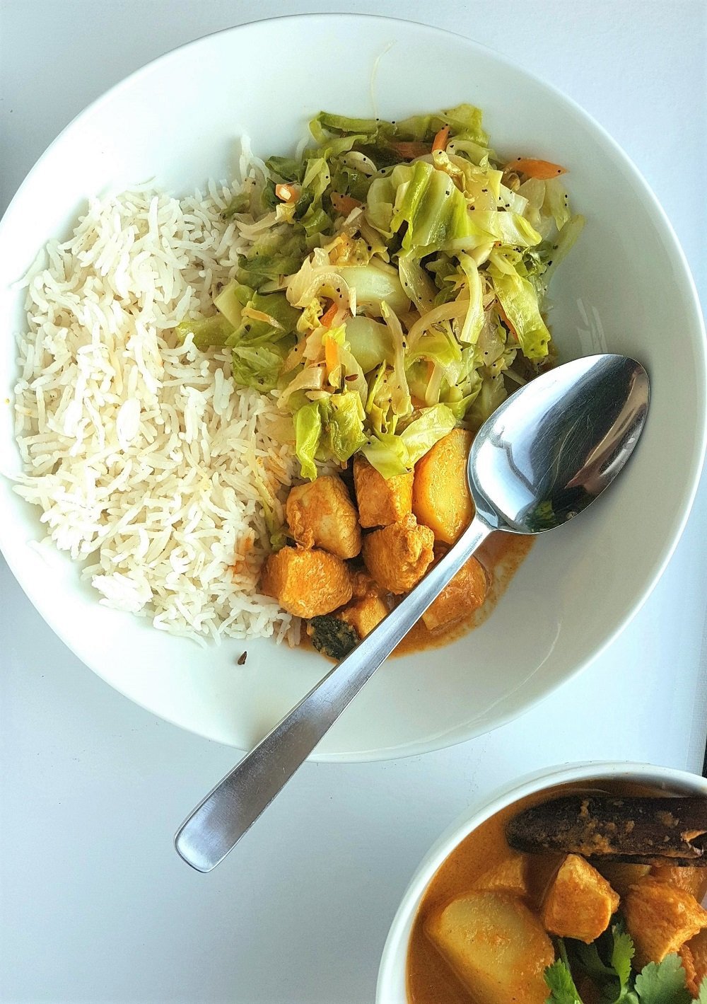 Nyonya Curry Bowl with rice and cabbage.