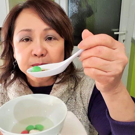 Eating kuih Ee, glutinous rice balls