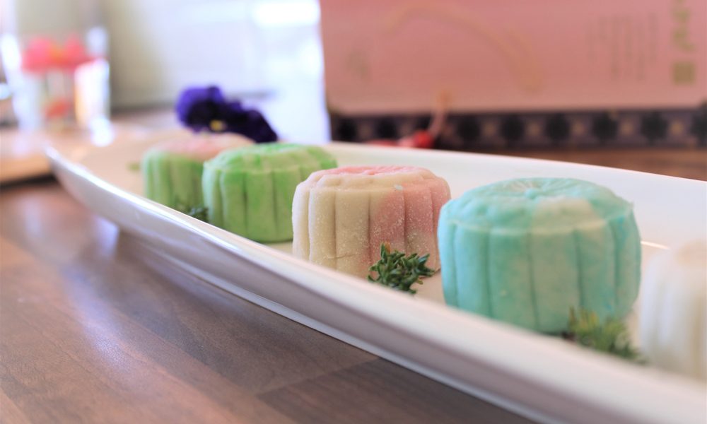 A row of snoe skine moon cakes,