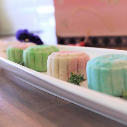 A row of snoe skine moon cakes,