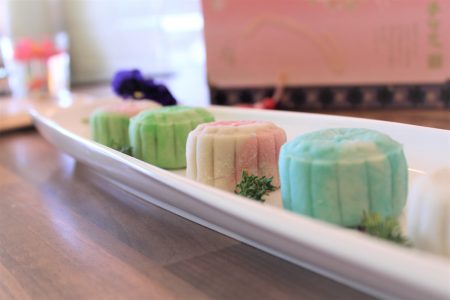 A row of snoe skine moon cakes,