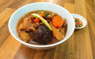 Chicken in oyster sauce ready to be served.