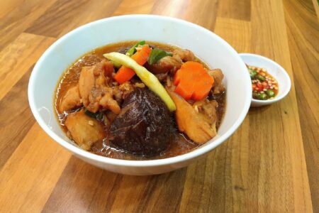 Chicken in oyster sauce ready to be served.