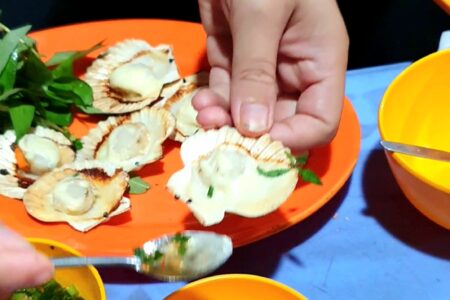 Grilled scallop with cheese, served with chillie sauce.