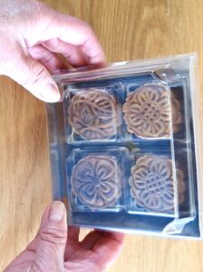 Pack of 4 small moon cakes.