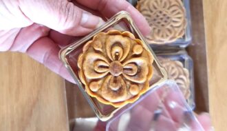 Small moon cake in the package.